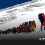 Escaladores alcanzan cima del Monte Everest en un solo día