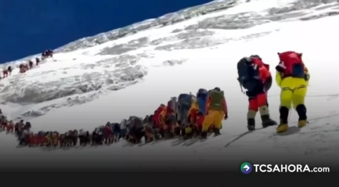 274 escaladores rompieron récord tras alcanzar la cima más alta del mundo del Monte Everest en un solo día.