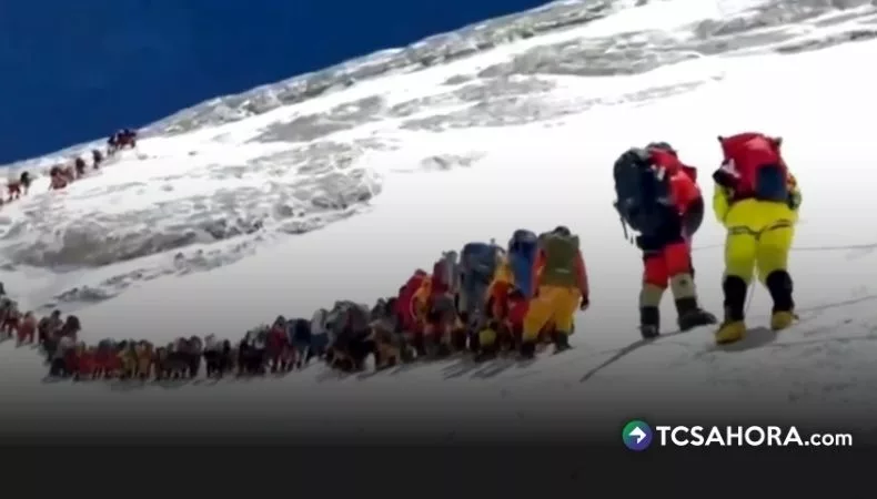 Escaladores alcanzan cima del Monte Everest en un solo día