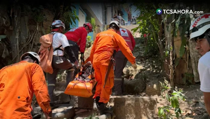 Recuperan cuerpo de hombre que cayó a quebrada