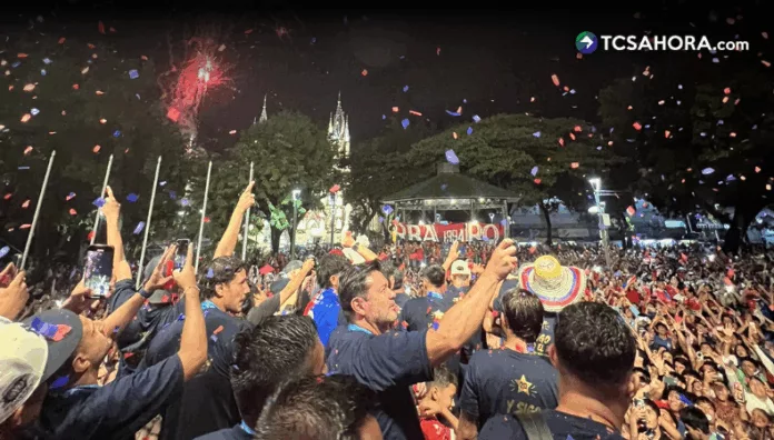 Club Deportivo FAS celebró en el Parque Libertad de Santa Ana su título número 20 en la historia de la Primera División.