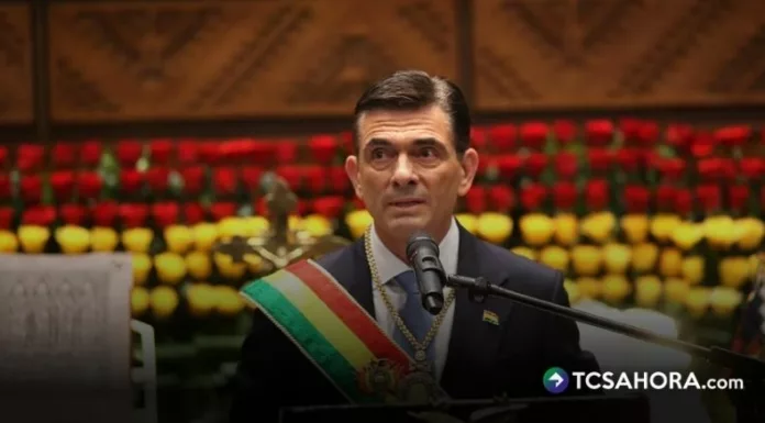 El presidente de Bolivia reducirá a la mitad su salario y el de sus ministros, en medio de crisis y protestas persistentes.
