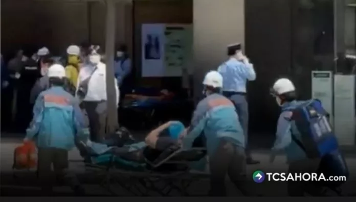 La Policía de Tokio informó que revisa grabaciones de seguridad para identificar al sospechoso y establecer qué tipo de aerosol utilizó.