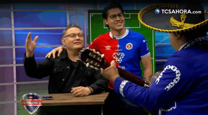 Luego del campeonato de FAS, Nelson Hernández no se guardó nada en su festejo en La Polémica junto a un mariachi.