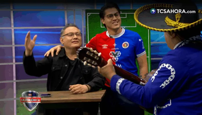 Luego del campeonato de FAS, Nelson Hernández no se guardó nada en su festejo en La Polémica junto a un mariachi.