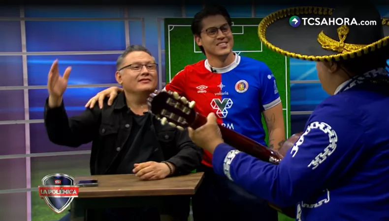 Luego del campeonato de FAS, Nelson Hernández no se guardó nada en su festejo en La Polémica junto a un mariachi.