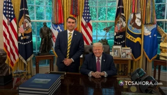 Donald Trump recibió en la Casa Blanca al senador brasileño Flávio Bolsonaro, hijo del expresidente Jair Bolsonaro.