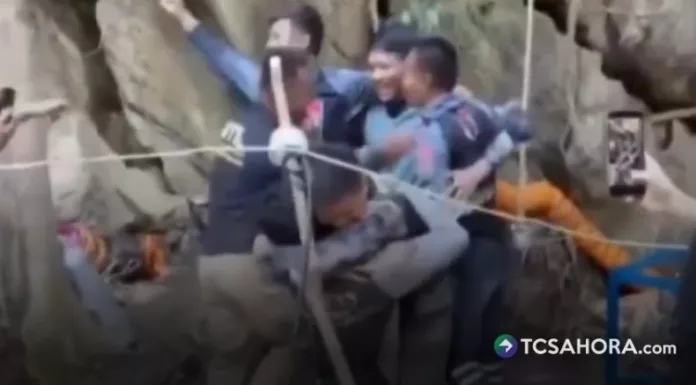 Los rescatistas encontraron con vida a cinco de las siete personas que se encontraban atrapadas en una cueva en Laos.