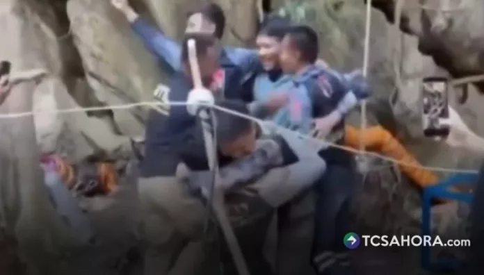 Los rescatistas encontraron con vida a cinco de las siete personas que se encontraban atrapadas en una cueva en Laos.