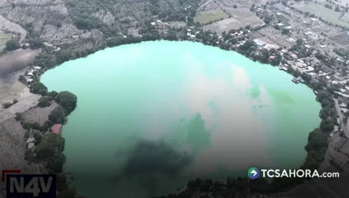 Primero, la Laguna de Apastepeque cambió de color turquesa y pocos días después, la Laguna Bruja, ambas ubicadas en San Vicente.