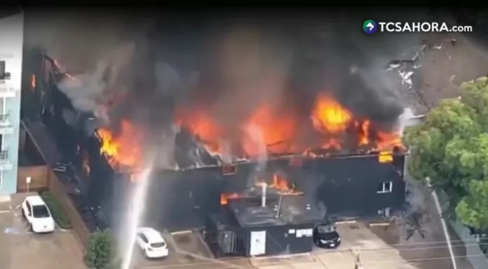Incendio consume edificio de apartamentos en Dallas