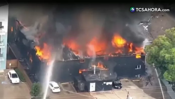 Incendio consume edificio de apartamentos en Dallas