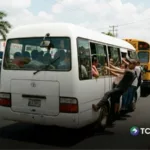 Pasajeros expuestos por sobrecarga en el transporte público