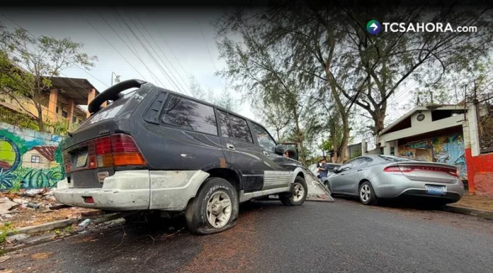 Alcaldía retira vehículos abandonados en Zacamil