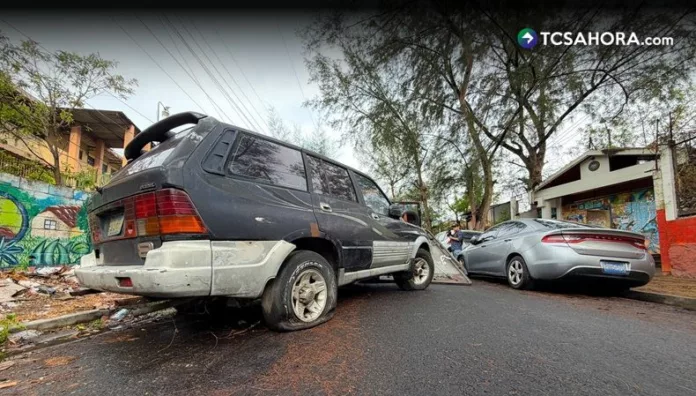 Alcaldía retira vehículos abandonados en Zacamil