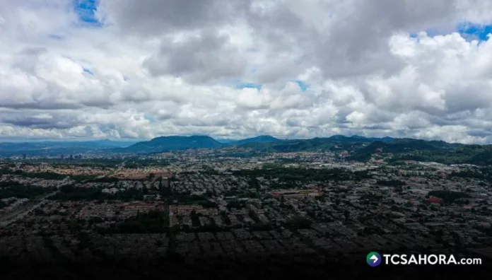 La influencia de una onda tropical generará lluvias y tormentas en el territorio salvadoreño durante las próximas horas.