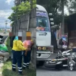 Dos lesionados en accidente entre microbús y motocicleta en San Salvador