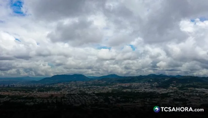 A partir del mediodía se tendrá incremento de nubosidad. La Onda Tropical podría afectar esta tarde-noche y durante la madrugada de mañana.