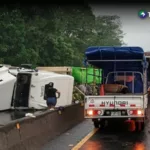 Camión vuelca en carretera a Sonsonate