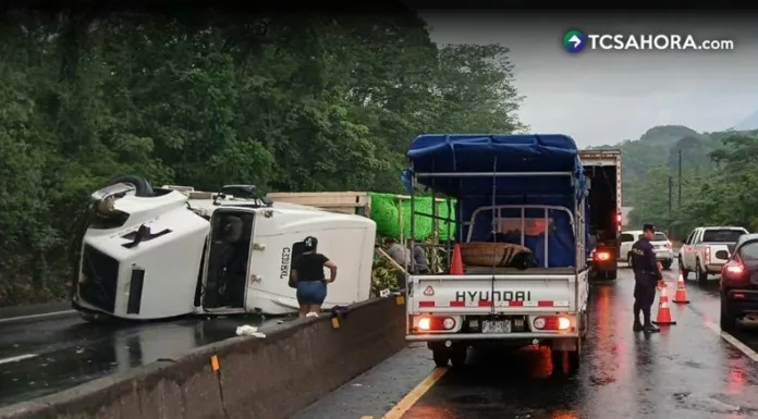 Camión vuelca en carretera a Sonsonate