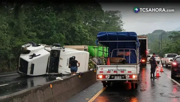 Camión vuelca en carretera a Sonsonate