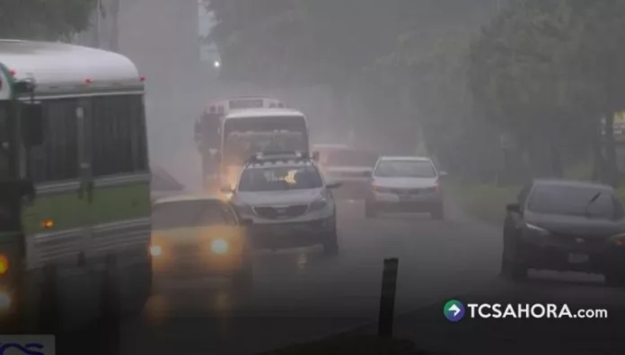 Uno de los problemas más frecuentes durante las lluvias son las filtraciones de agua que quedan en los vehículos.