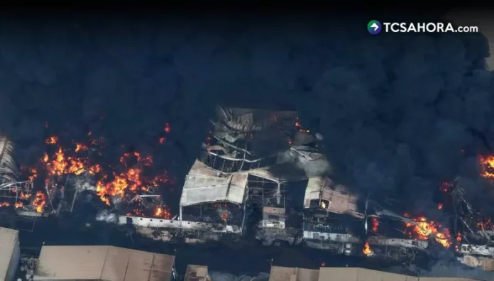 Incendio de gran magnitud consume fábrica en Perú