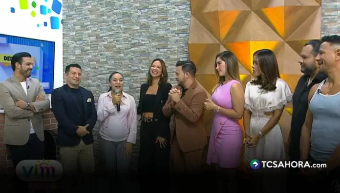 La esposa del presentador apareció por sorpresa en el set de Viva la Mañana. La pareja compartió detalles sobre los seis meses de embarazo.