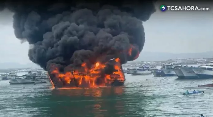 Incendio consume 35 embarcaciones en puerto de Ecuador