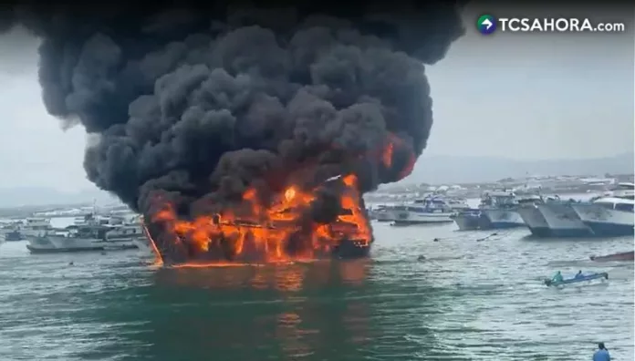 Incendio consume 35 embarcaciones en puerto de Ecuador