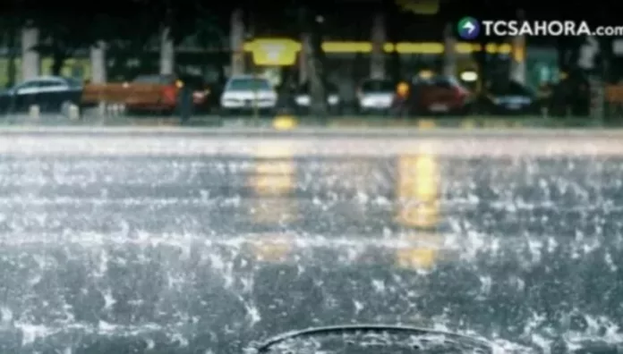 Las lluvias tipo temporal continuarán este domingo en distintos puntos del país y podrían intensificarse durante la noche.
