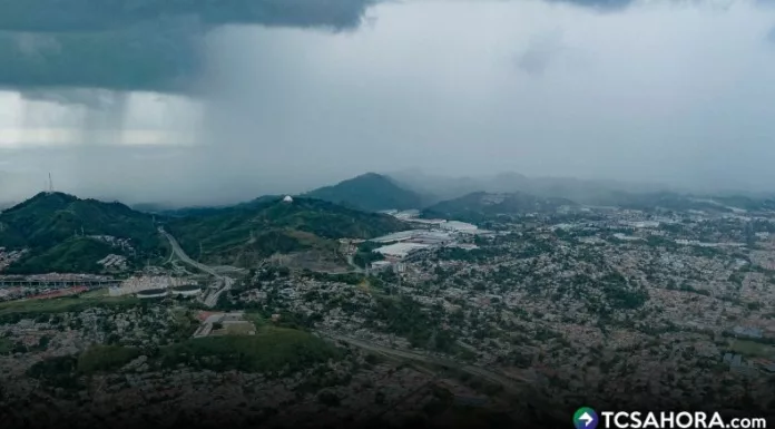 En las próximas horas vamos a tener en todo El Salvador abundante humedad y más lluvias, de tipo temporal. Se mantiene la Alerta Naranja.