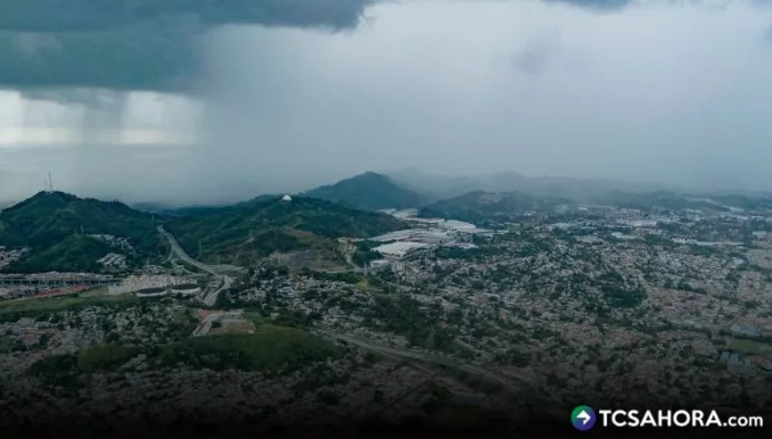 En las próximas horas vamos a tener en todo El Salvador abundante humedad y más lluvias, de tipo temporal. Se mantiene la Alerta Naranja.