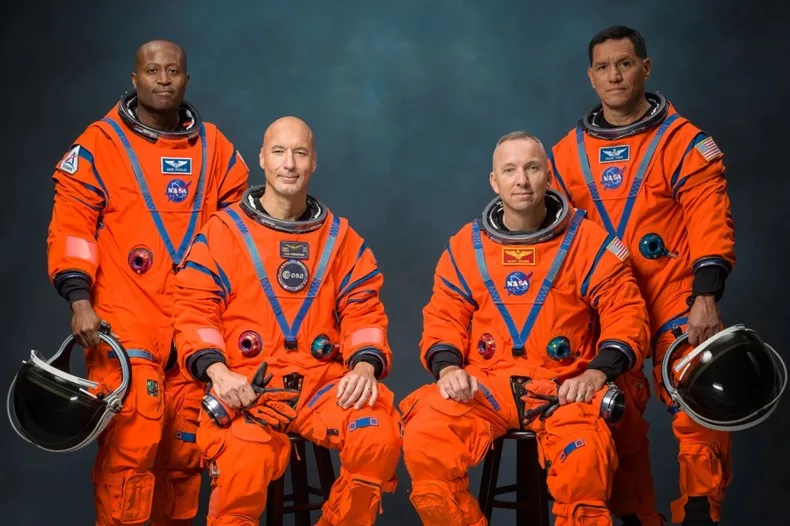 Frank Rubio entre miembros de la misión Artemis III de la NASA