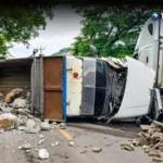 Volqueta choca contra rastra en carretera Longitudinal