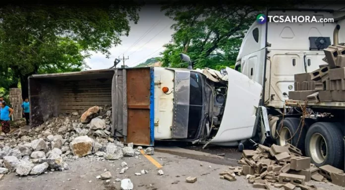 Volqueta choca contra rastra en carretera Longitudinal