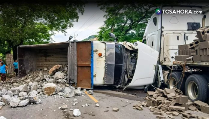 Volqueta choca contra rastra en carretera Longitudinal