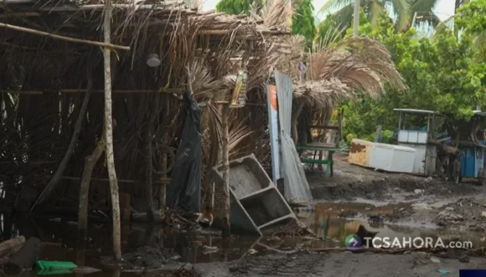 El fuerte oleaje en Garita Palmera provocado por las lluvias generadas por Cristina, causó daños en viviendas y negocios de la zona.