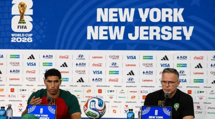 El español no se podía hablar en las conferencias del mundial, debido a la política de la FIFA que obligaba a usar el inglés como puente lingüístico