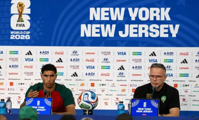 El español no se podía hablar en las conferencias del mundial, debido a la política de la FIFA que obligaba a usar el inglés como puente lingüístico