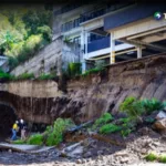 Colapso de muro por lluvias obliga evacuación de condominio