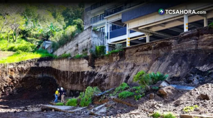Colapso de muro por lluvias obliga evacuación de condominio