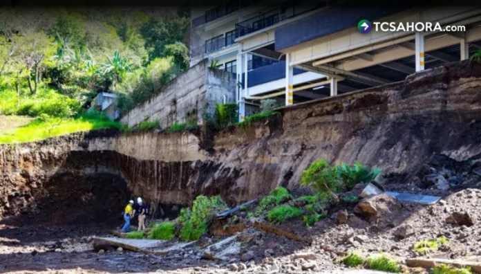 Colapso de muro por lluvias obliga evacuación de condominio
