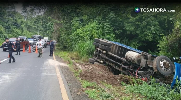 Dos camiones de carga se accidentan en Santa Ana