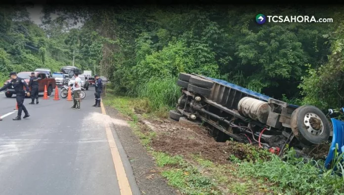 Dos camiones de carga se accidentan en Santa Ana