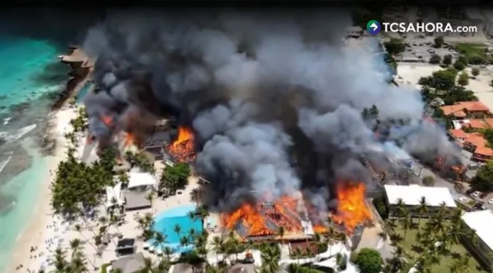 Incendio consume hotel de playa en República Dominicana