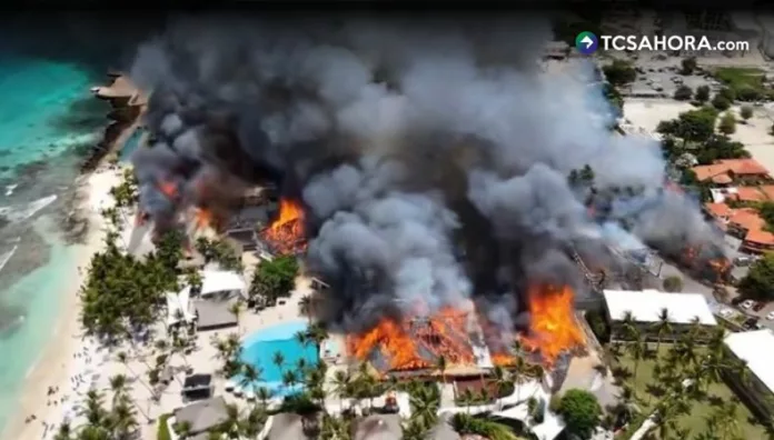 Incendio consume hotel de playa en República Dominicana