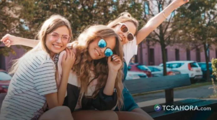 Según datos de la plataforma Our World in Data, en la mayoría de países las mujeres viven más años que los hombres.