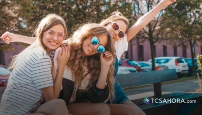 Según datos de la plataforma Our World in Data, en la mayoría de países las mujeres viven más años que los hombres.