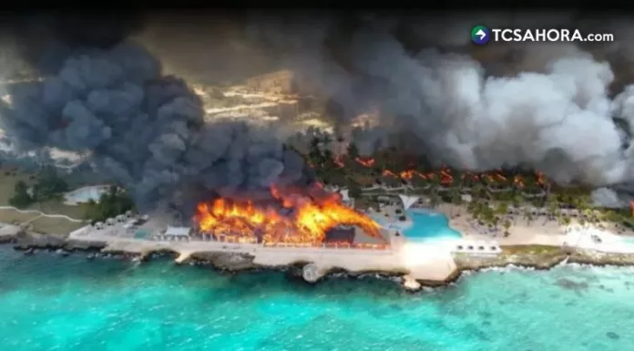 Un incendio en un hotel de República Dominicana consumió parte de un resort de lujo. Una turista italiana murió y 1,700 huéspedes fueron evacuados.